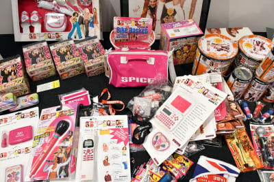 Massor av Spice Girls-produkter, bland annat slickepinnar, väskor, dockor, kameror.