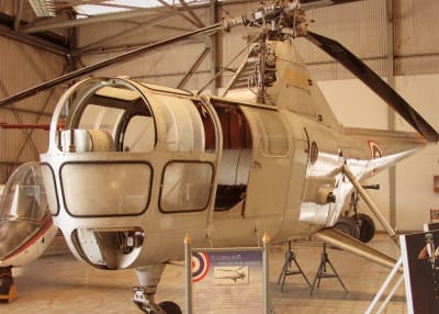 En Westland WS-51 Dragonfly-helikopter på ett museum.