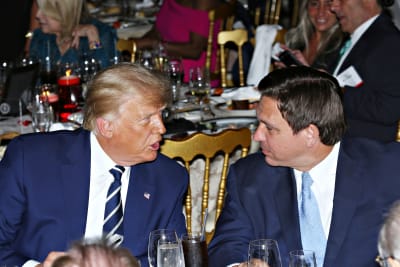 Donald Trump ja Ron DeSantis kuvattuna Floridassa huhtikuussa 2021.