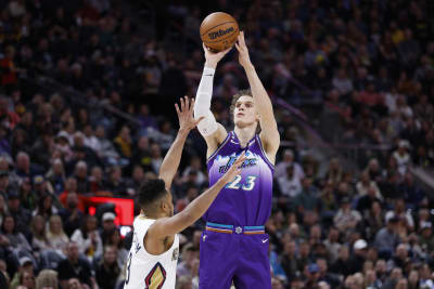 Lauri Markkanen plays basketball.