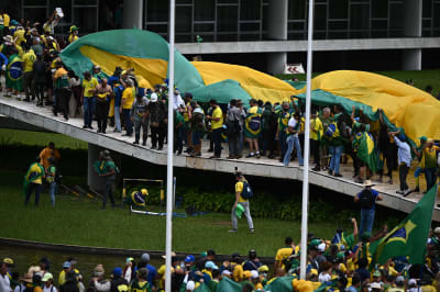 Anhängare till Bolsonaro stormar kongressbyggnaden i Brasiliens huvudstad den 8 januari 2023.