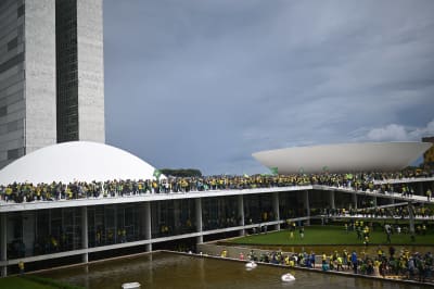 Jair Bolsonaros anhängare stormade bland annat kongressbyggnaden i Brasiliens huvudstad söndagen den 8 januari 2023.