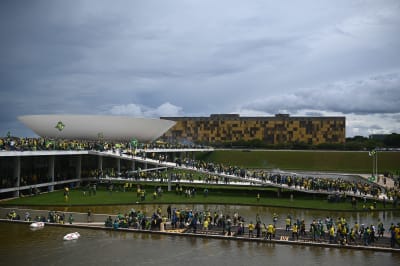 Jair Bolsonaros anhängare demonstrerade i Brasiliens huvudstad Brasília och stormade regeringsbyggnader den 8 januari 2023.