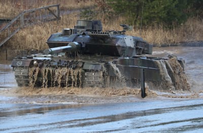 En tysk stridsvagn av modell Leopard 2 kör genom vatten under en övning i norra tyskland i februari 2022. 