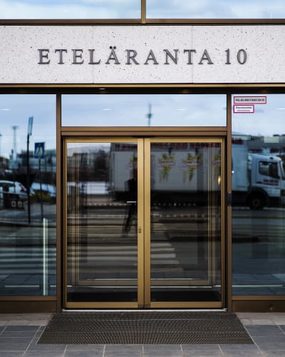 På Södra kajen 10 i Helsingfors finns Finlands näringsliv EK som organiserar arbetsgivarna.
