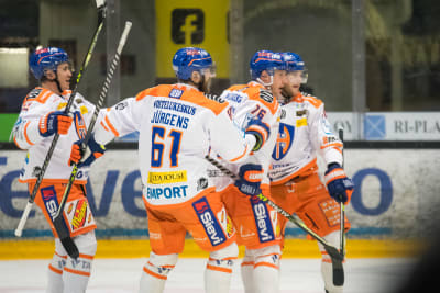 Tappara juhlii Anton Levtchin 1–0-maalia KooKoota vastaan 20.3.2023.