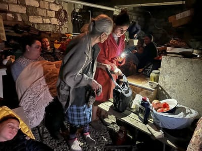 Armenier i Nagorno-Karabach har sökt sig till ett skyddsutrymme på grund av de azeriska bombningarna.