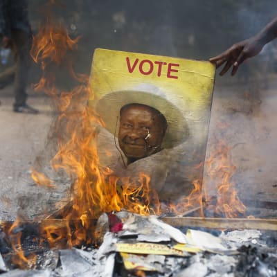 Anhängare till oppositionens Besugye brände presidentens valreklam i Kampala, februari 2016