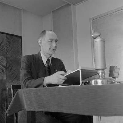 Yleisradion ensimmäinen vakinainen toimitusjohtaja J V Vakio (Jalmar Voldemar Vakio) mikrofonin ääressä 1930-luvulla