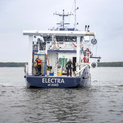 Electra ruotsalainen merentutkimusalus  rannikolla.