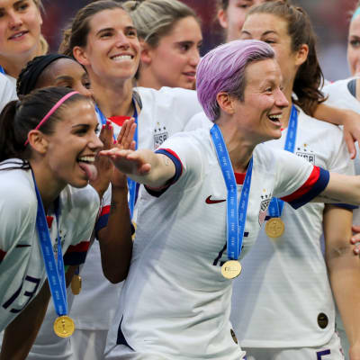 USA:s damlandslag i fotboll firar VM-guld.