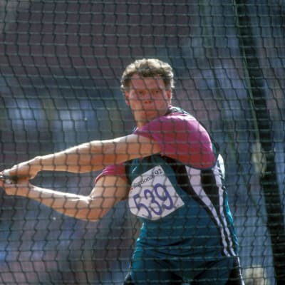 Moukarinheiton olympiavoittaja Igor Nikulin kuvassa. 