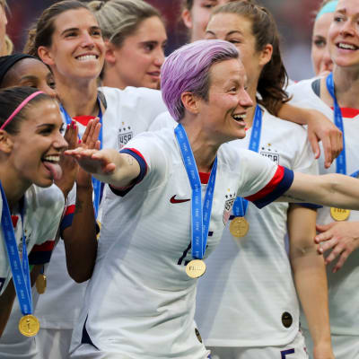 USA:s damlandslag i fotboll firar VM-guld.