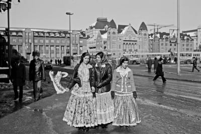 Romska kvinnor på salutorget år 1972. Bilden är svartvit.