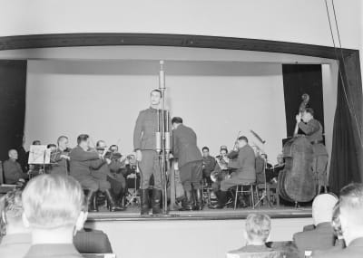 Leif Wager laulamassa asemiesillassa Varkaudessa 1943