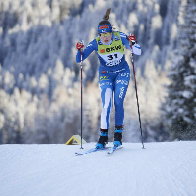 Anni Lindroos åker längdskidor i Davos