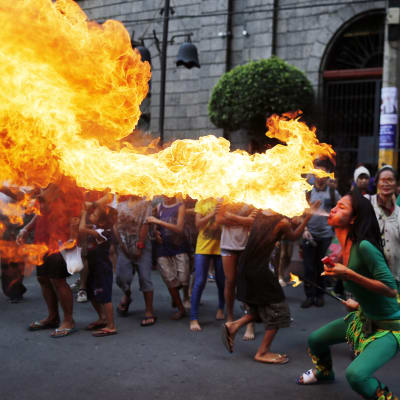 En dansare utför en elddans i Chinatown i Filippinernas huvudstad Manila.