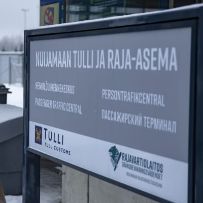 Nuijamaan tulli ja raja-aseman kyltti.