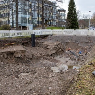 En stor grop i ändan av Tullbron i Lovisa, omringad av ett stängsel.