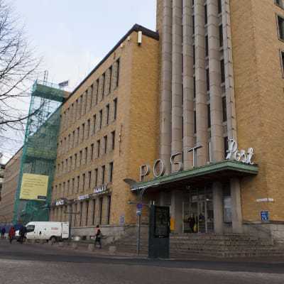 Helsingfors posthus huvudingång. 