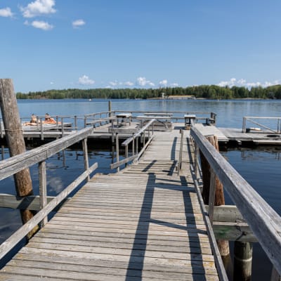 Suljettu matonpesulaituri Lappeenrannan Halkosaaressa.