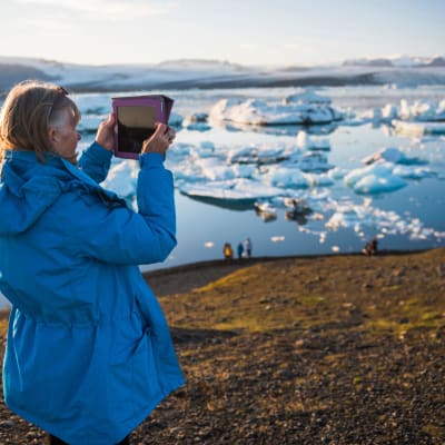 Turisti kuvasi Jökulsárlónin jäätikköjärveä Islannissa 14. kesäkuuta 2020.