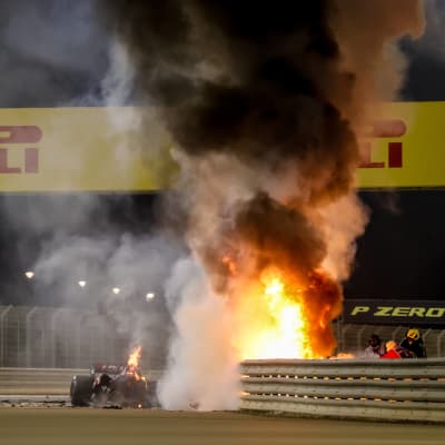 Romain Grosjeans bil brinner i Bahrain.