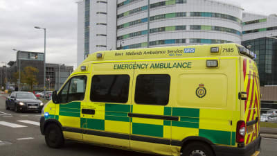 En ambulans utanför Queen Elizabeth Hospital i Birmingham, Storbritannien.