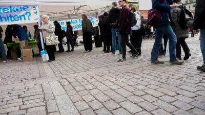 Jordbrukare protesterar mot låga producentpriser på Salutorget i Åbo.