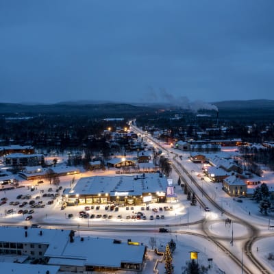 Ivalon kaupunki kuvattuna kopterista talvisena iltana.