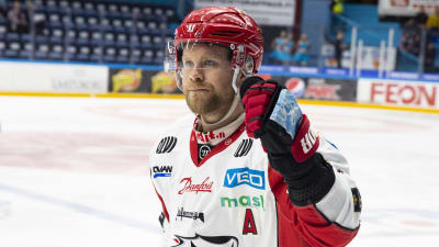 Roope Talaja höjer näven.