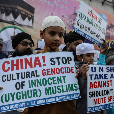 Personer i Mumbai demonstrerar för uigurers rättigheter. 