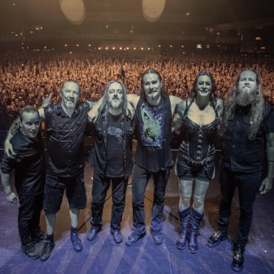 Nightwish -yhtye Etelä-Amerikan kiertueella poseeraamassa lavalla konsertin jälkeen. 