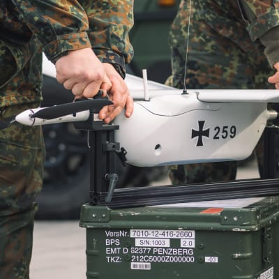 Närbild av tyska soldater som petar på en Aladin UAV.