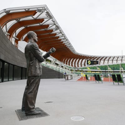 Hayward Fieldiltä löytyy Bill Bowermanin muistoksi pystytetty patsas. MM-kisojen aikaan se ei ole kuitenkaan näyttävästi esillä.