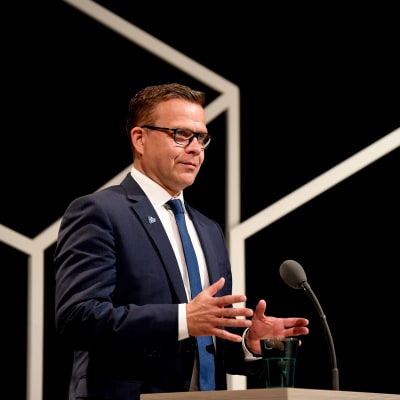 Petteri Orpo i en talarstol.