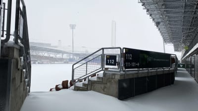 Snö på Tölö fotbollsstadion.
