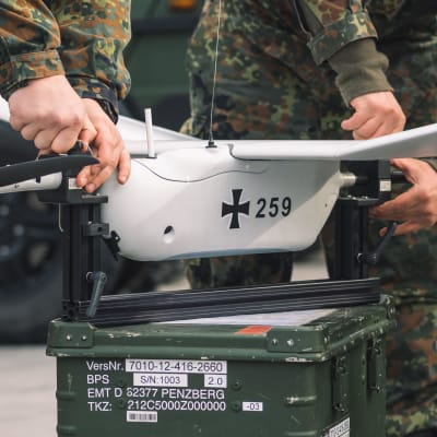 Närbild av tyska soldater som petar på en Aladin UAV.
