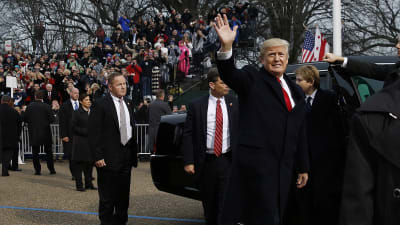 Donald Trump vinkar till folket under instalaltionsparaden Washington.