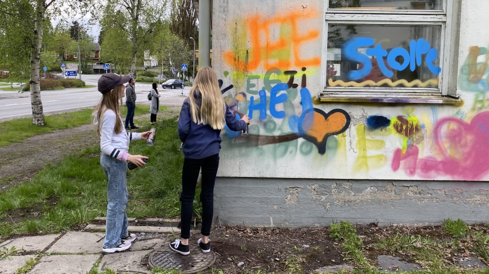 Gamla Solf skola ska rivas i sommar – men först fick byns ungdomar täcka in  byggnaden i graffiti – Österbotten –