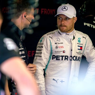 Valtteri Bottas talar med stallets personal.