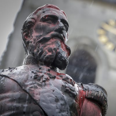 En staty föreställande kung Leopold den andra av Belgien. Statyn har vandaliserats av demonstranter som vill avlägsna statyerna.