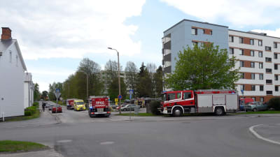 Brandbilar framför höghus.