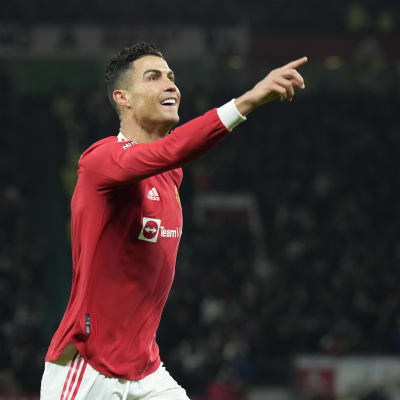 Cristiano Ronaldo tuulettaa 800. maaliaan.