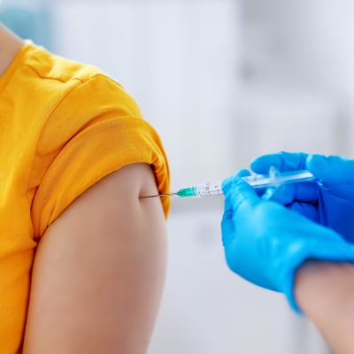 En sjukskötare vaccinerar en person i armen.