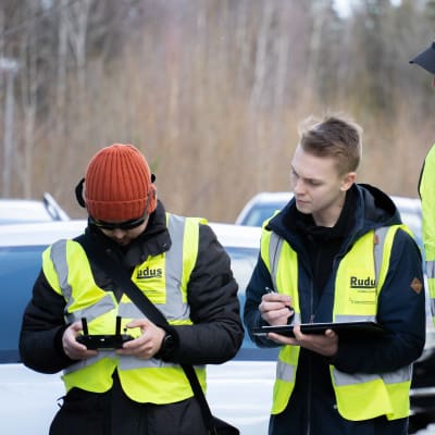 Tampereen ammattikorkeakoulun opiskelijat Mika Uitus (vas.) ja Eemeli Kyttä harjoittelemassa droonin lennätystä Tampereen Hervannassa.