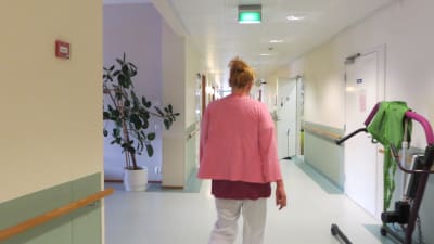 Närvårdare Kati Laine på jobb på avdelning tre vid Näse sjukhus i Borgå