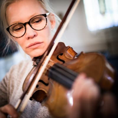 Linda Lampenius soittaa viulua Iitin musiikkijuhlilla.