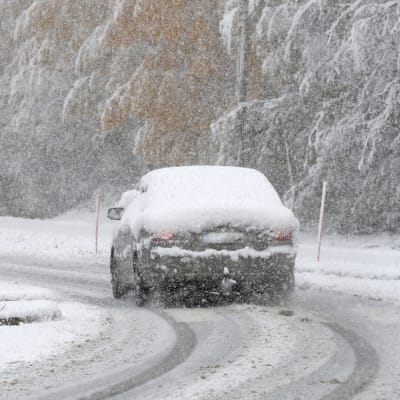 Personbil ute och kör i snöyra.