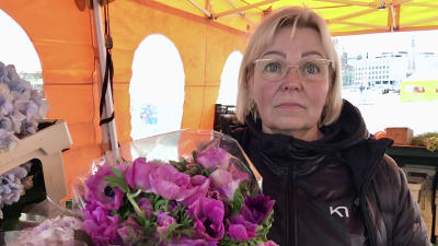 Kvinna med blommor.